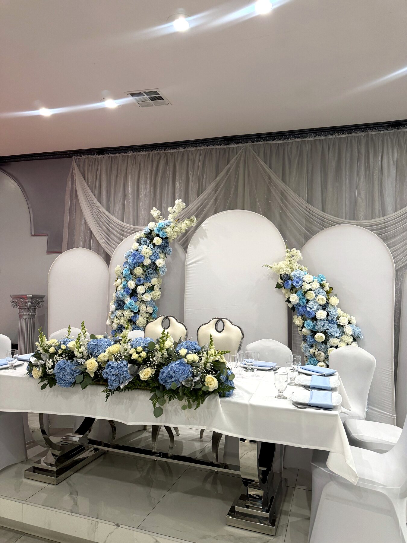 The floral head table